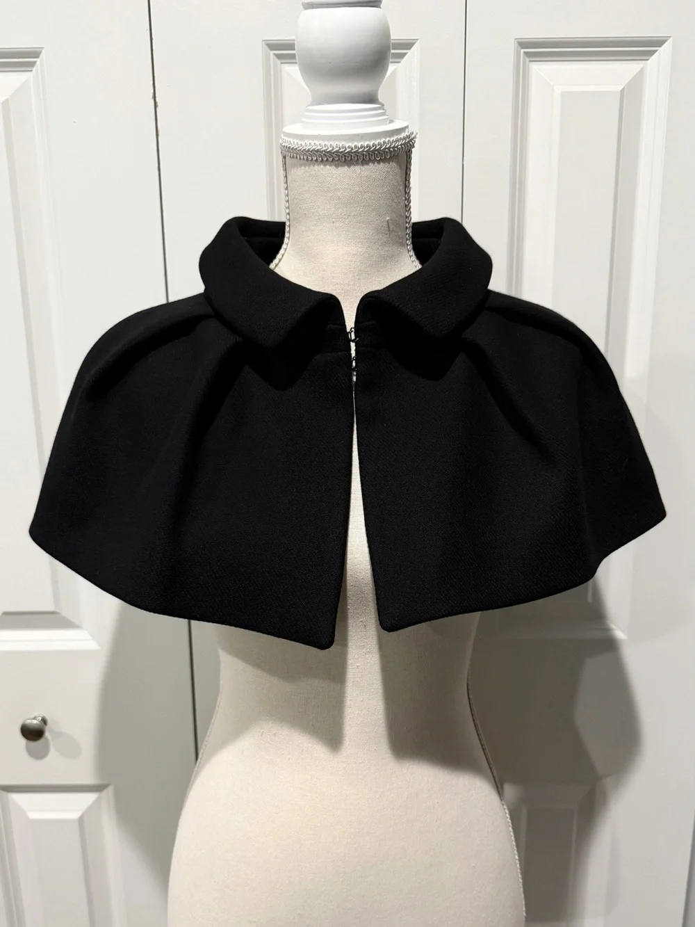 LOUIS VUITTON BLACK WOOL CAPELET - SIZE EU38